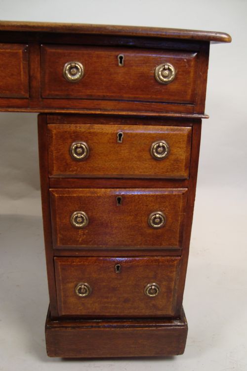A HANDSOME VICTORIAN PEDESTAL DESK - ADDITIONAL PHOTO 2