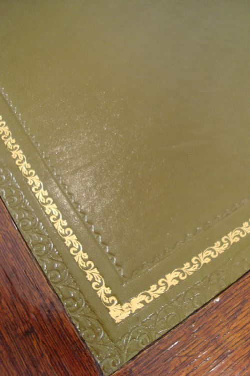 A HANDSOME VICTORIAN PEDESTAL DESK - ADDITIONAL PHOTO 5