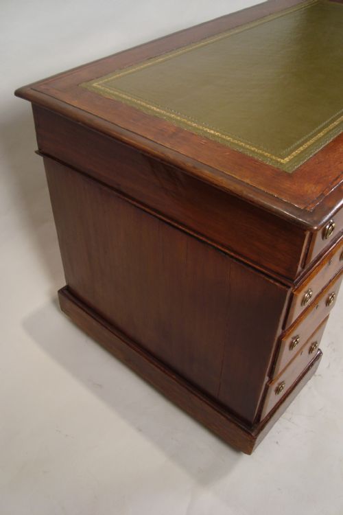 A HANDSOME VICTORIAN PEDESTAL DESK - ADDITIONAL PHOTO 10
