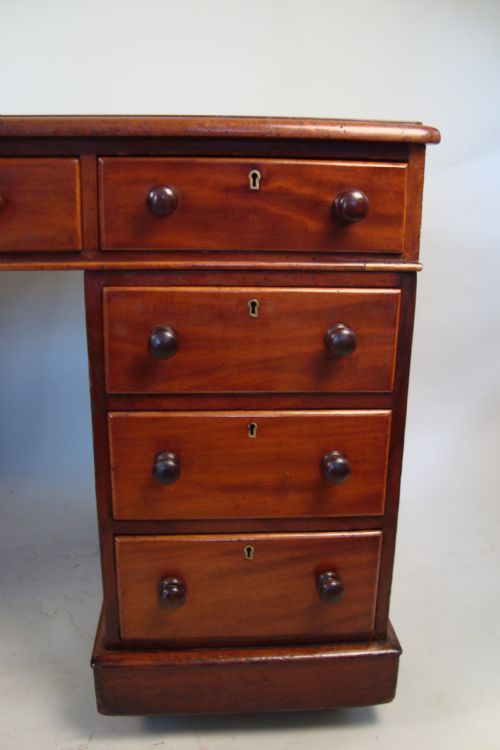 A VERY IMPRESSIVE VICTORIAN PEDESTAL DESK - ADDITIONAL PHOTO 1