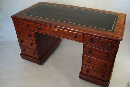 A VERY IMPRESSIVE VICTORIAN PEDESTAL DESK - ADDITIONAL PHOTO 4