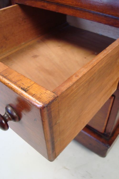 A VERY IMPRESSIVE VICTORIAN PEDESTAL DESK - ADDITIONAL PHOTO 5