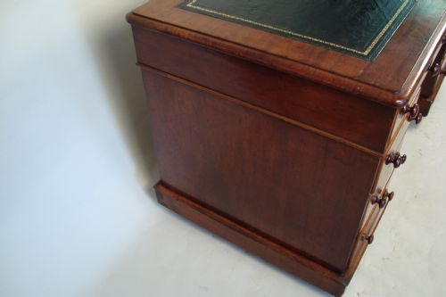 A VERY IMPRESSIVE VICTORIAN PEDESTAL DESK - ADDITIONAL PHOTO 6