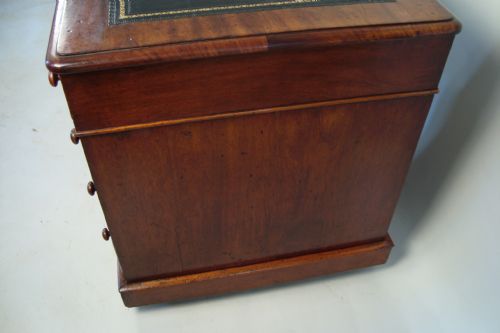 A VERY IMPRESSIVE VICTORIAN PEDESTAL DESK - ADDITIONAL PHOTO 7