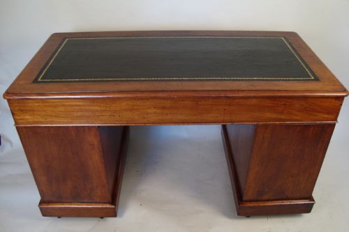 A VERY IMPRESSIVE VICTORIAN PEDESTAL DESK - ADDITIONAL PHOTO 8