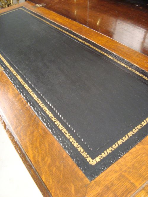 AN 18TH CENTURY BUREAU - ADDITIONAL PHOTO 1
