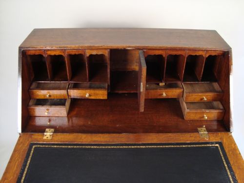AN 18TH CENTURY BUREAU - ADDITIONAL PHOTO 2