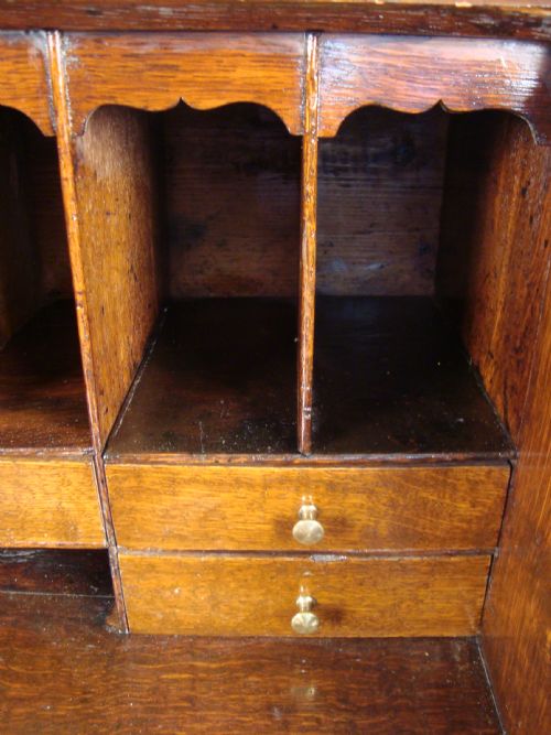 AN 18TH CENTURY BUREAU - ADDITIONAL PHOTO 5