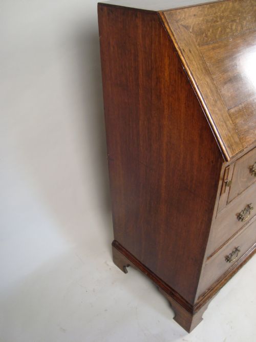 AN 18TH CENTURY BUREAU - ADDITIONAL PHOTO 7