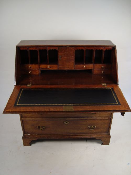 AN 18TH CENTURY BUREAU - ADDITIONAL PHOTO 8