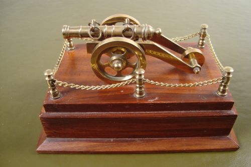 A DECORATIVE CANNON ON PLINTH - ADDITIONAL PHOTO 4