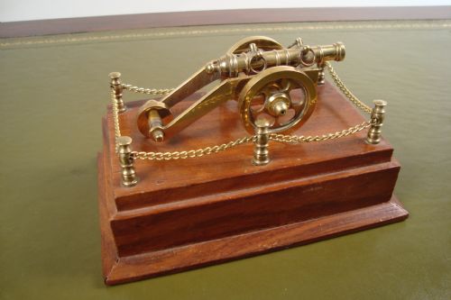 A DECORATIVE CANNON ON PLINTH - ADDITIONAL PHOTO 5
