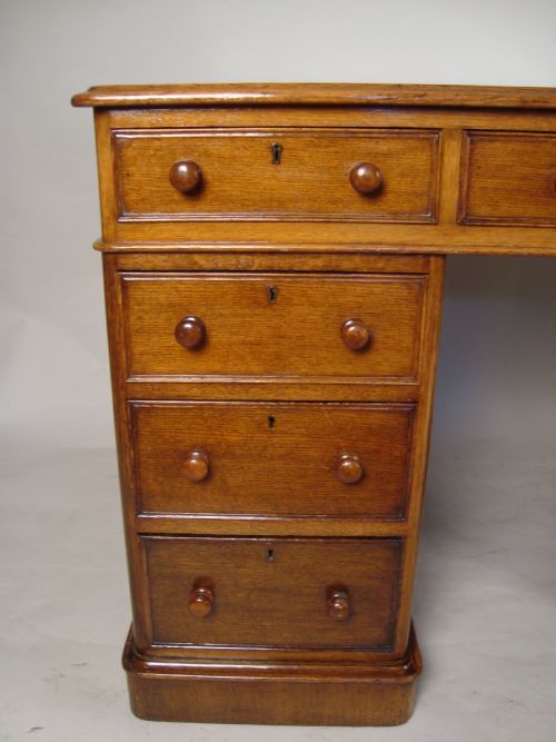 A SUPERIOR QUALITY VICTORIAN OAK DESK - ADDITIONAL PHOTO 2