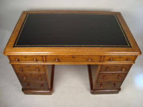 A SUPERIOR QUALITY VICTORIAN OAK DESK - ADDITIONAL PHOTO 3