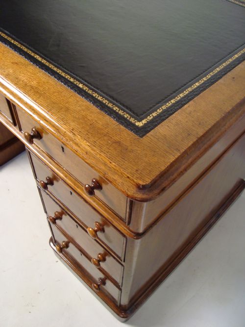 A SUPERIOR QUALITY VICTORIAN OAK DESK - ADDITIONAL PHOTO 4