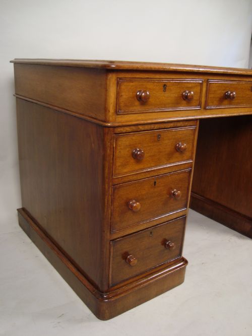 A SUPERIOR QUALITY VICTORIAN OAK DESK - ADDITIONAL PHOTO 6