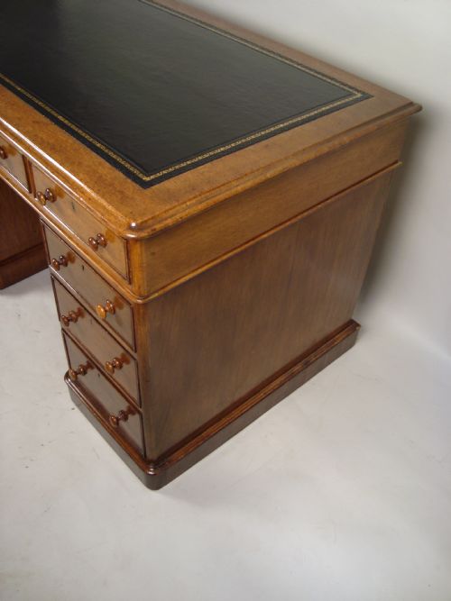 A SUPERIOR QUALITY VICTORIAN OAK DESK - ADDITIONAL PHOTO 7