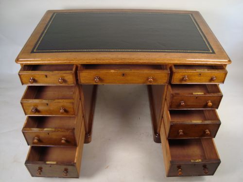 A SUPERIOR QUALITY VICTORIAN OAK DESK - ADDITIONAL PHOTO 8