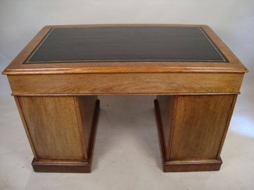 A SUPERIOR QUALITY VICTORIAN OAK DESK - ADDITIONAL PHOTO 12