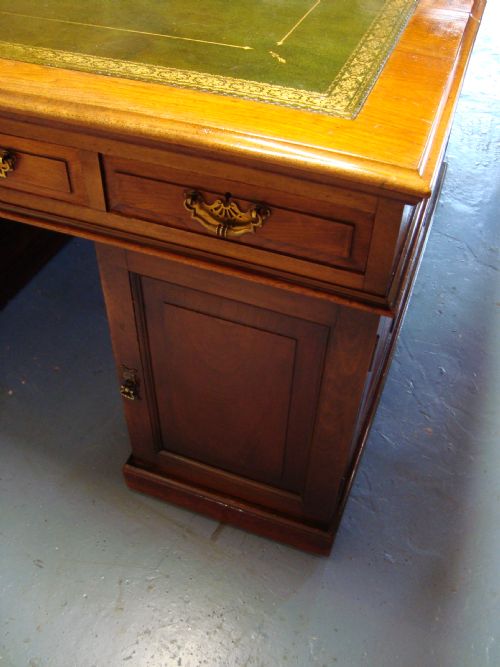 A VERY IMPRESSIVE EDWARDIAN WALNUT PARTNERS DESK - ADDITIONAL PHOTO 6