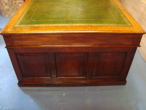 A VERY IMPRESSIVE EDWARDIAN WALNUT PARTNERS DESK - ADDITIONAL PHOTO 7