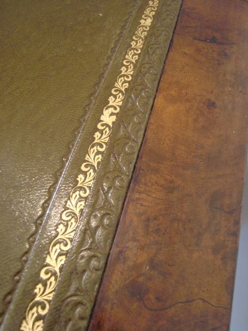 A VERY ATTRACTIVE BURR WALNUT PEDESTAL DESK - ADDITIONAL PHOTO 5