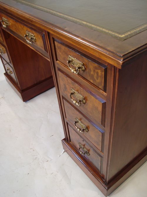 A VERY ATTRACTIVE BURR WALNUT PEDESTAL DESK - ADDITIONAL PHOTO 6