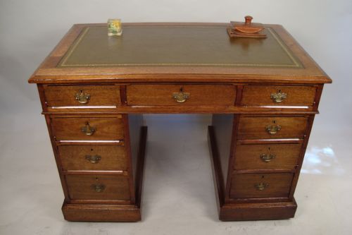 a superior edwardian oak pedestal desk - CATEGORY: ANTIQUE DESKS - DATED EDWARDIAN