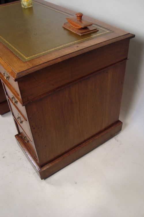 A SUPERIOR EDWARDIAN OAK PEDESTAL DESK - ADDITIONAL PHOTO 1