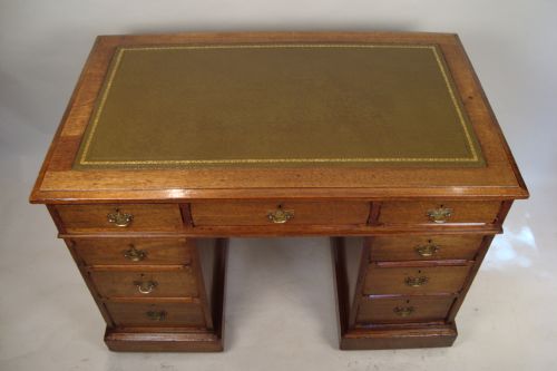 A SUPERIOR EDWARDIAN OAK PEDESTAL DESK - ADDITIONAL PHOTO 2