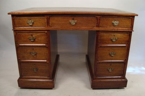 A SUPERIOR EDWARDIAN OAK PEDESTAL DESK - ADDITIONAL PHOTO 3