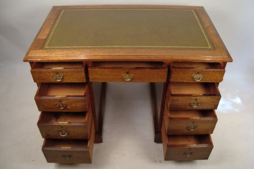 A SUPERIOR EDWARDIAN OAK PEDESTAL DESK - ADDITIONAL PHOTO 5