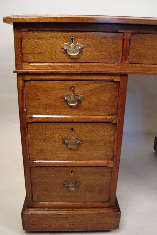 A SUPERIOR EDWARDIAN OAK PEDESTAL DESK - ADDITIONAL PHOTO 6