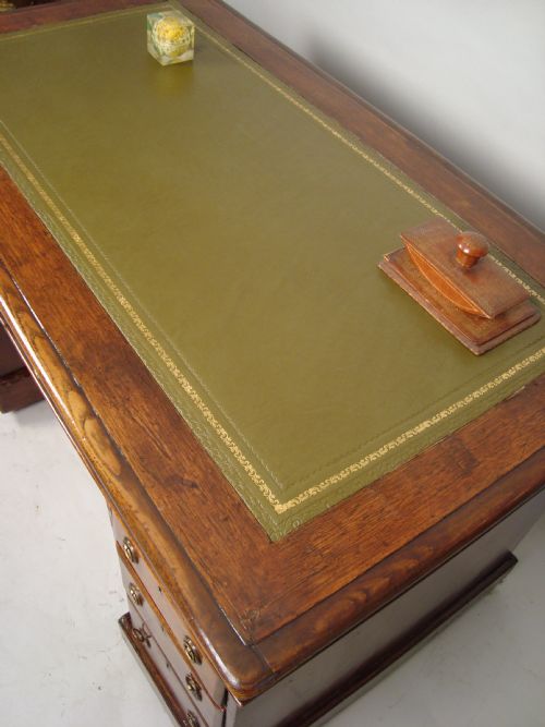 A HANDSOME VICTORIAN PEDESTAL DESK - ADDITIONAL PHOTO 1