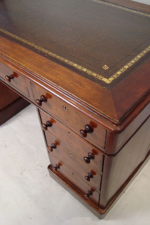 A HANDSOME VICTORIAN PEDESTAL DESK - ADDITIONAL PHOTO 2