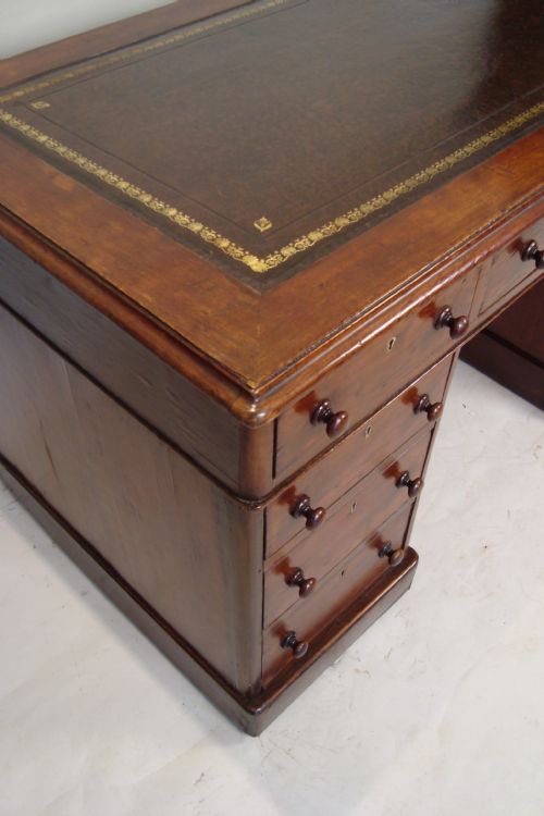 A HANDSOME VICTORIAN PEDESTAL DESK - ADDITIONAL PHOTO 3