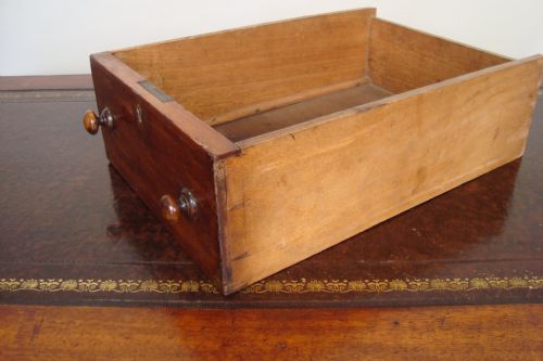 A HANDSOME VICTORIAN PEDESTAL DESK - ADDITIONAL PHOTO 4