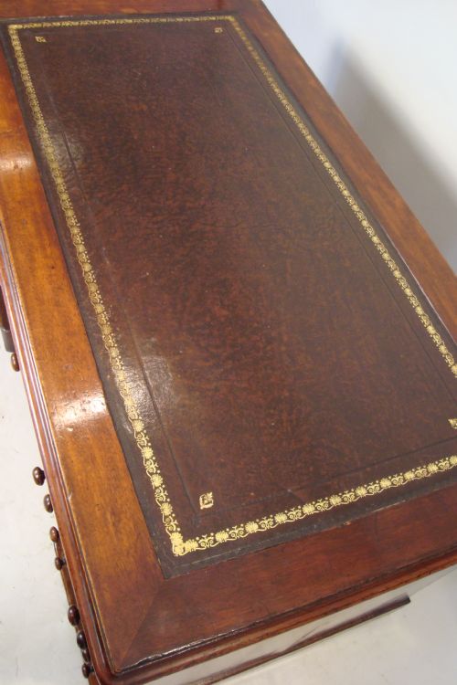 A HANDSOME VICTORIAN PEDESTAL DESK - ADDITIONAL PHOTO 5