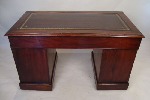 A HANDSOME VICTORIAN PEDESTAL DESK - ADDITIONAL PHOTO 7