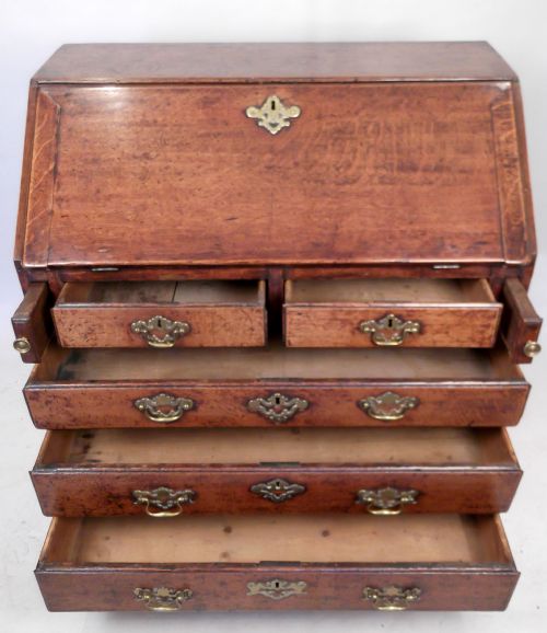 AN 18TH CENT OAK BUREAU - ADDITIONAL PHOTO 1