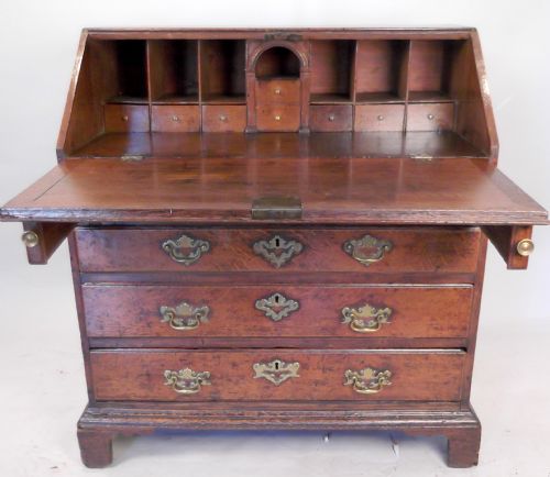AN 18TH CENT OAK BUREAU - ADDITIONAL PHOTO 2