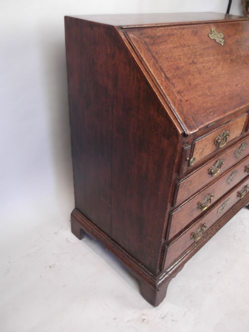 AN 18TH CENT OAK BUREAU - ADDITIONAL PHOTO 5