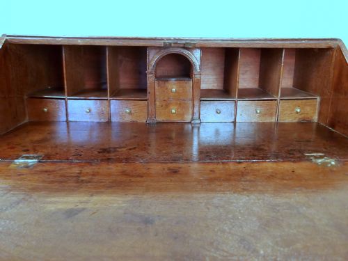AN 18TH CENT OAK BUREAU - ADDITIONAL PHOTO 3