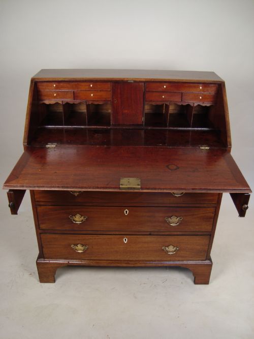 A SUPERIOR GEORGE II MAHOGANY BUREAU - ADDITIONAL PHOTO 1