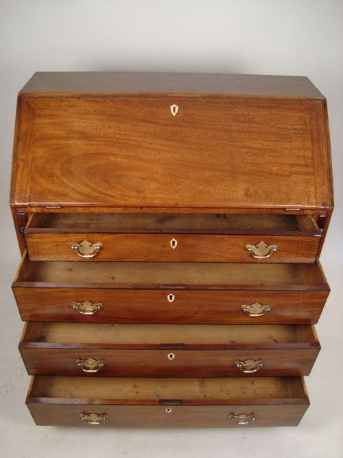 A SUPERIOR GEORGE II MAHOGANY BUREAU - ADDITIONAL PHOTO 4