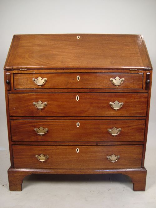A SUPERIOR GEORGE II MAHOGANY BUREAU - ADDITIONAL PHOTO 5