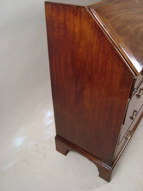 A SUPERIOR GEORGE II MAHOGANY BUREAU - ADDITIONAL PHOTO 6