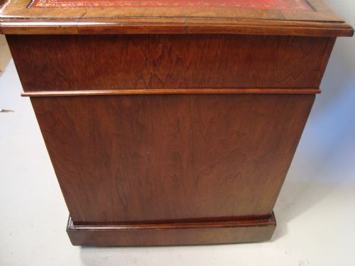 A GORGEOUS VICTORIAN PEDESTAL DESK EXCELLENT CONDITION - ADDITIONAL PHOTO 5