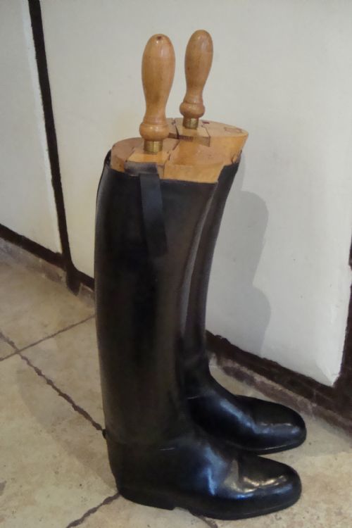 A PAIR OF VINTAGE RIDING BOOTS - ADDITIONAL PHOTO 1