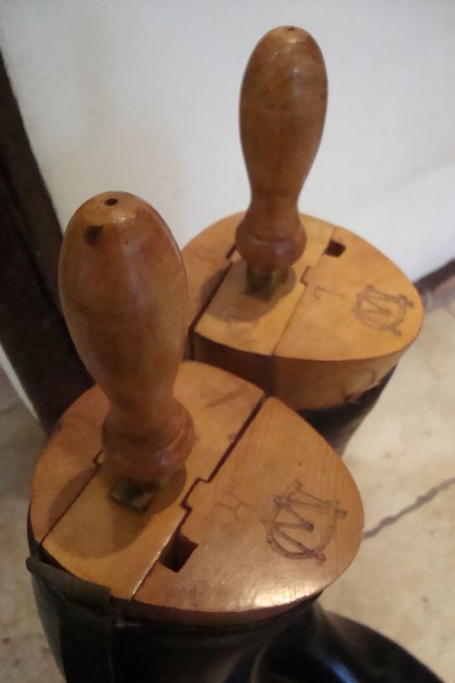 A PAIR OF VINTAGE RIDING BOOTS - ADDITIONAL PHOTO 2